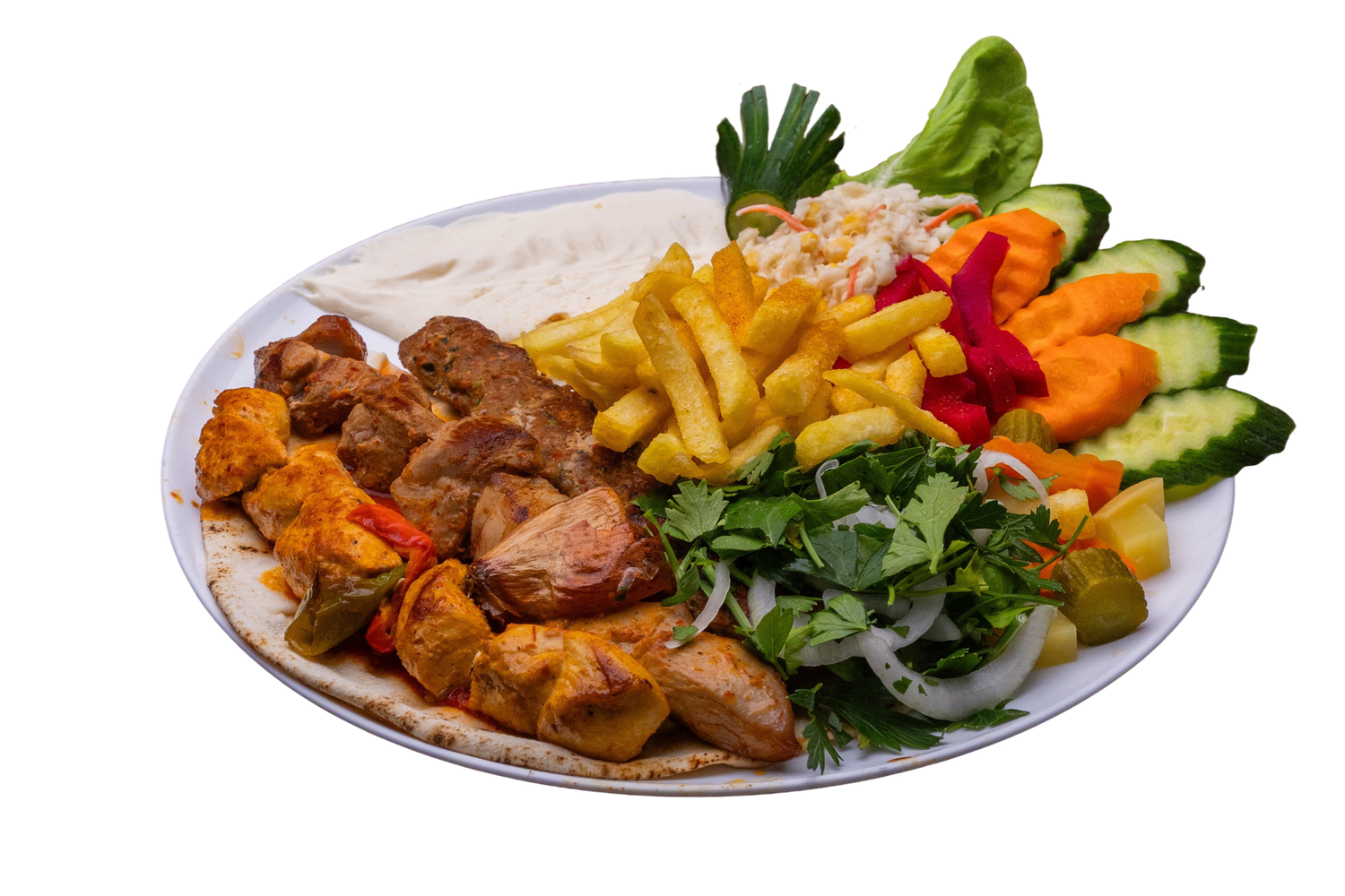 Gemischter Grillteller mit Pommes und frischem Gemüse